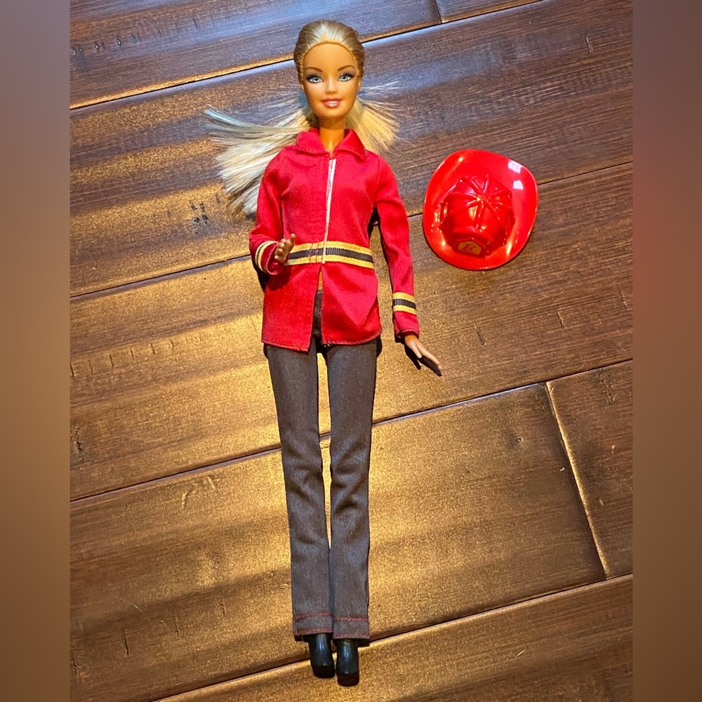 Barbie Careers Firefighter Doll 🔥 👩‍🚒 - Picture 2 of 12